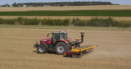 Le semoir monograine Tempo de Väderstad reçoit une distribution à surpression d’air.