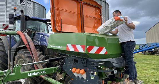 La trémie frontale compartimentée FTender offre un volume de 2 200 litres.