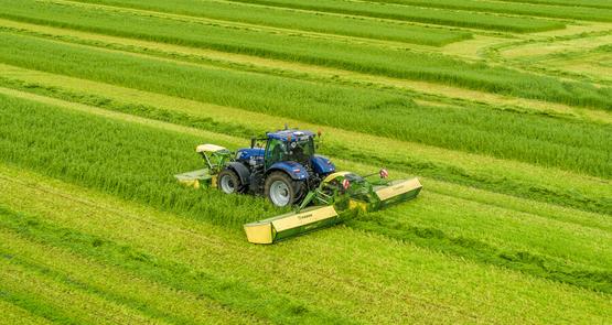 Dotée uniquement d’un groupeur à vis sans fin, la faucheuse Krone ECB 950 Collect, d’une largeur de travail de 9,45 m, se contente d’un tracteur à moteur quatre cylindres de 180 chevaux.