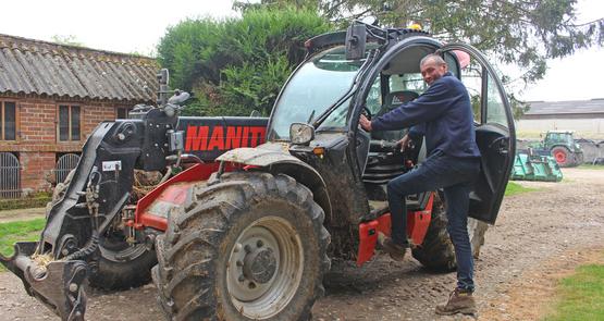 Une seule marche et Emmanuel Bovyn s’installe aux commandes de son Manitou 741 V+.