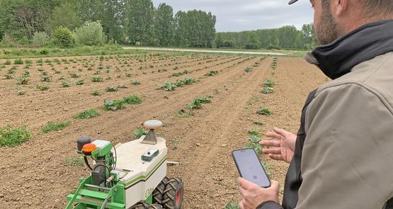 Grâce à la dernière évolution de l’application Naïo Companion, Maxime peut contrôler son robot à distance.