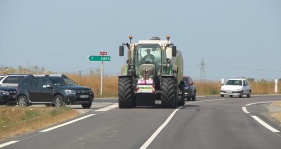 Le Code de la route fixe des règles de gabarit pour tout type de véhicule ou ensemble routier, avec des spécificités pour les engins et convois agricoles circulant dans leur département d’activité ou limitrophe.