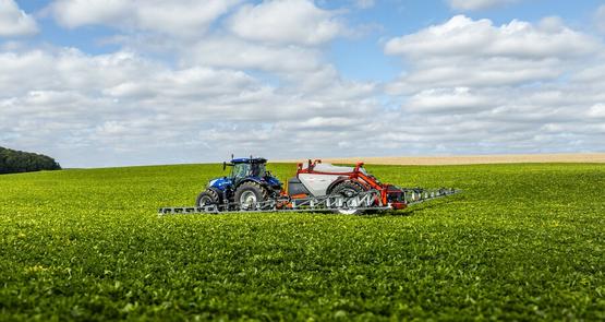 La maîtrise des mouvements de la rampe du pulvérisateur permet de traiter à bonne hauteur et à vitesse élevée.