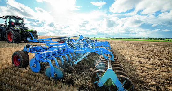 Si les outils à disques sont plus rapides et travaillent plus superficiellement, ceux à dents conviennent à des travaux plus en profondeur.