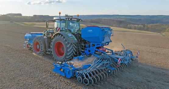 Présenté comme la nouveauté Lemken destinée au plus grand nombre, le Solitair XMF associe une trémie de 2 000 litres à une rampe de semis OptiDisc et peut semer jusqu’à trois composants lorsqu’il est combiné à une trémie frontale.