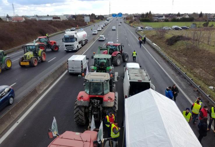 Les agriculteurs ont maintenu le barrage filtrant sur l’A10 tant qu’ils n’ont pas obtenu une réponse favorable du Ministre de l’agriculture.
