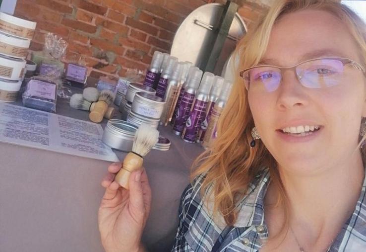 Alexandra Laurent-Claus présente sa gamme de produits cosmétiques au lait d'ânesse, présentée dans sa ferme.