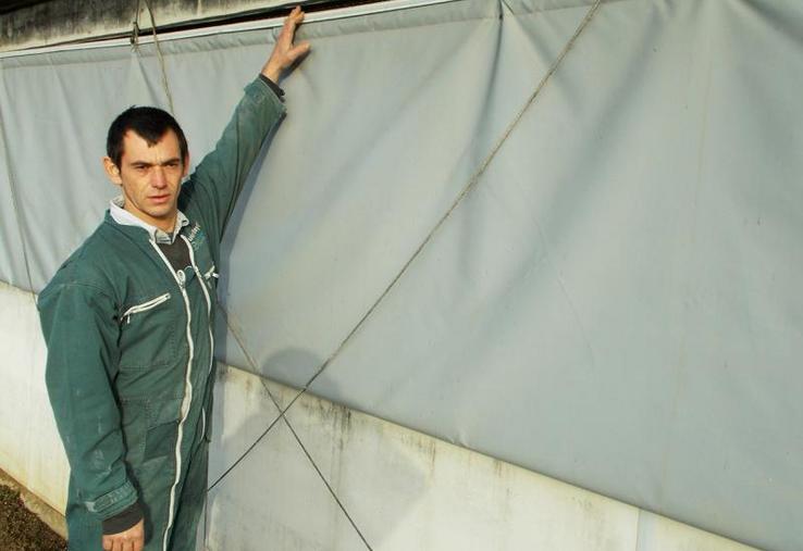 Romuald Luche montre le joint qu’il a installé en 2012.