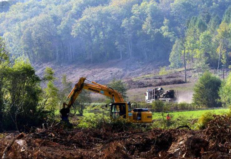 Un engin de chantier déployé sur la zone humide du Testet (Tarn), où doit être construit le barrage de Sivens.