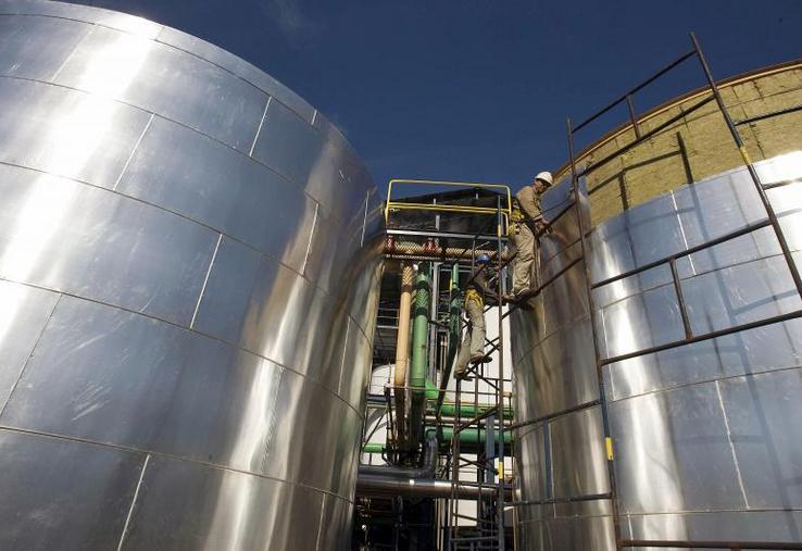 Cuves de stockage de bioéthanol dans une sucrerie.