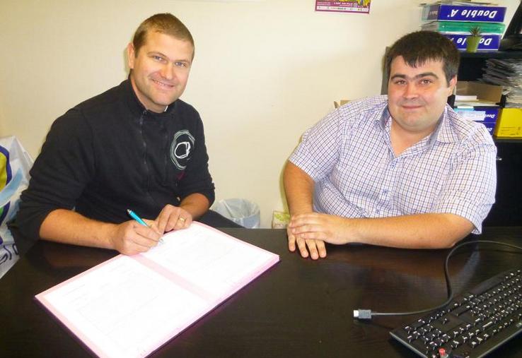 Cédric Boussin (à gauche) au côté de Maxime Poincloux, Président JA Centre, a signé la charte pour officialiser l’engagement des Jeunes Agriculteurs du Loiret sur le projet JA’prog.