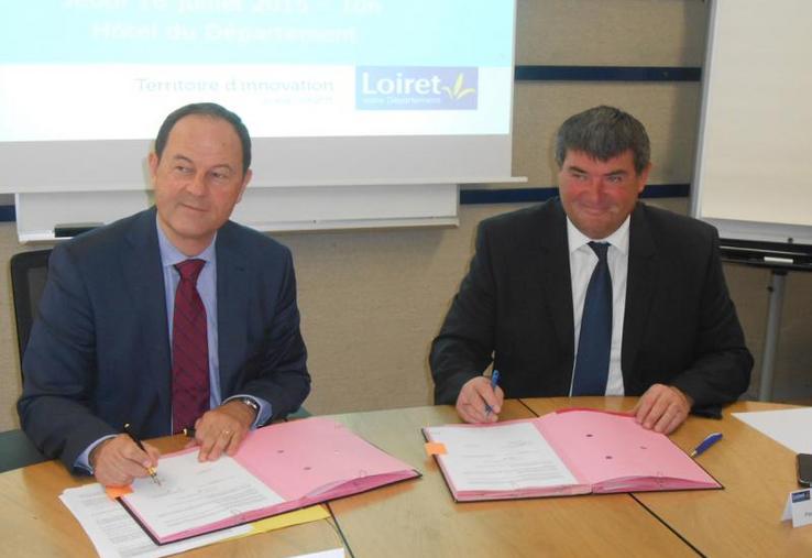 Hugues Saury, à gauche, et Michel Masson, lors de l’échange des signatures.