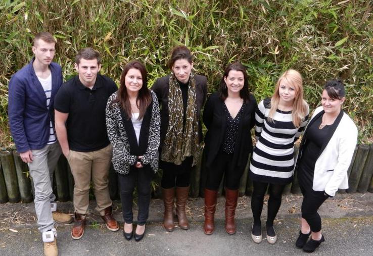 Les jeunes, entourés de leur formatrice, visent le podium.