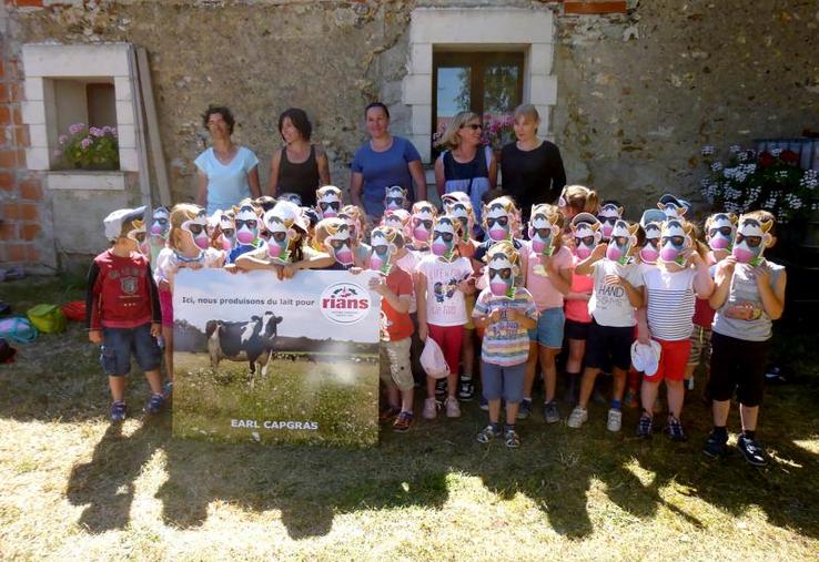 En cadeaux, les enfants ont reçu un masque de vache et des documents pédagogiques réalisés par le CNIEL (Centre National Interprofessionnel de l’Economie Laitière).
