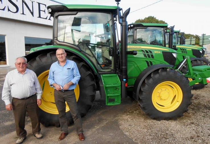 Jean Chesneau, à gauche, et son fils Servais, qui a pris la succession à la tête de l’entreprise en 1998.