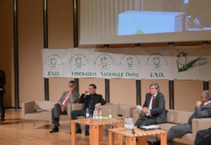 Pendant l’AG : de gauche à droite : Xavier Beulin (FNSEA), Maurice Huet (Interbev Ovins), Thomas Diemer (JA), Stéphane Le Foll, Serge Préveraud (FNO), Jean-Luc Chauvel (Races de France) et François Monge (Coop de France). La veille, Michèle Boudouin, secrétaire générale, avait fait la surprise à Serge Préveraud d’inviter Michel Barnier, symbolisant ainsi ce qui avait été obtenu lors du rééquilibrage de la PAC (favorable aux ovins).