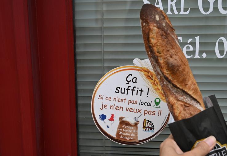 Baguette de pain devant un macaron "Si ce n'est pas local, je n'en veux pas !!".