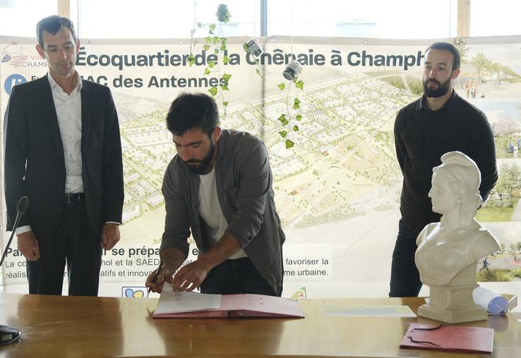 Vendredi 29 avril, à Champhol. Tony Thieulin signe la convention aux côtés de Maxence Silly (à d.) et de Nicolas Moreau, directeur général de la Saedel (à g.).