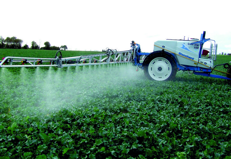 La charte d'engagements des utilisateurs de produits phytopharmaceutiques impose aux agriculteurs de prévenir lors du traitement avec un gyrophare et de respecter des zones de non-traitement aux abords des habitations. 