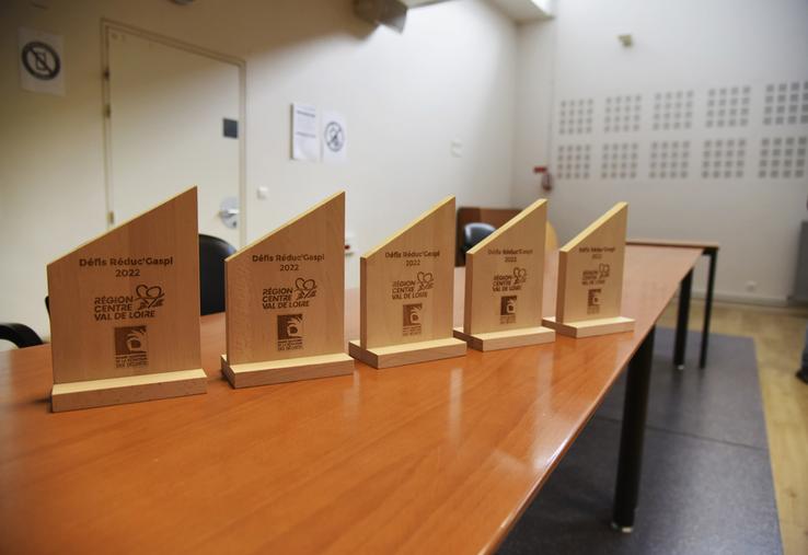 Pour une démarche cohérente dans la lutte contre le gaspillage, les trophées remis aux lycéens sont en bois.
