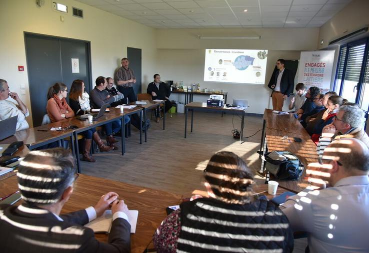 Lundi 6 février, à Gien. Les représentants des organisations professionnelles agricoles et les organismes affiliés à la production laitière se sont réunis à l'initiative de Sodiaal.