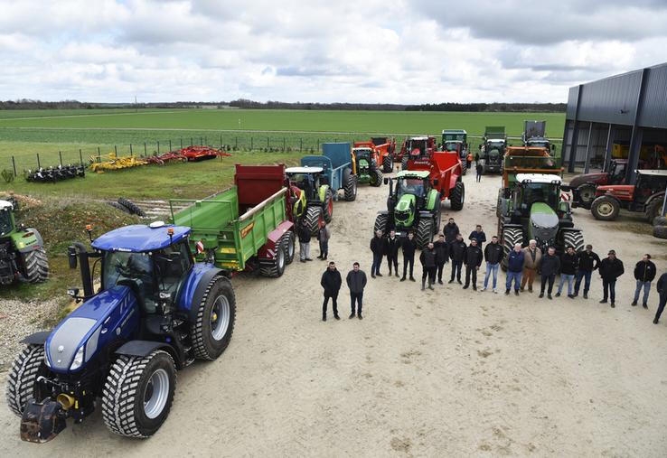 Bien que les démonstrations n'aient pu avoir lieu en raison de la météo, les huit épandeurs ont été présentés aux agriculteurs.