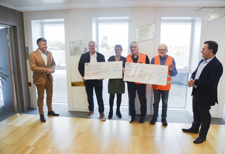 Le 6 avril, à Chartres. La Banque alimentaire et la Ligue contre le cancer ont bénéficié de dons des salariés du Crédit agricole.