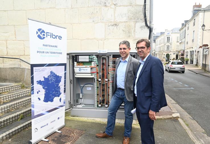 Jeudi 4 mai, à Vendôme. Gilles Gavet, de XpFibre, et Franck Coudrieau, délégué régional Altice, ont présenté, devant un point de mutualisation, les avancées concernant la fibre sur le territoire.