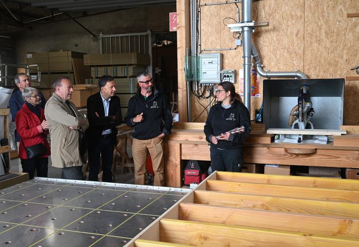 Mardi 9 mai, à Blois. Christophe Degruelle, président d'Agglopolys, et Marc Gricourt, maire de Blois, ont visité les locaux de Maisons Bois 2F et un chantier en cours.