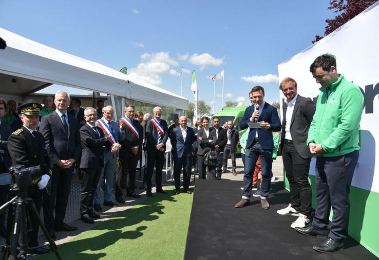 Mercredi 17 mai, à Chevilly. Guillaume Dubois et Cédric Meston, cofondateurs d’Happyvore, ont présenté leurs premiers collaborateurs au ministre. 110 personnes sont employées par l'entreprise.