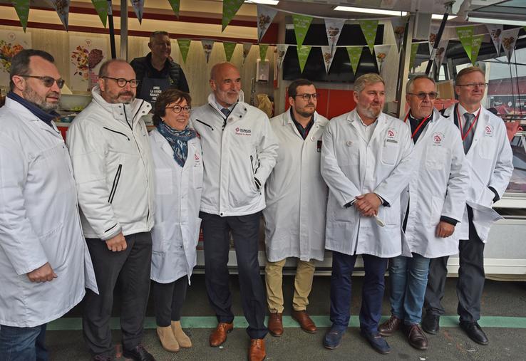 Mardi 6 juin, à Rungis. Le nouveau président d'Interbev Île-de-France, Jean-René Dumas (2e en partant de la gauche), a présenté le foodtruck à la délégation officielle.