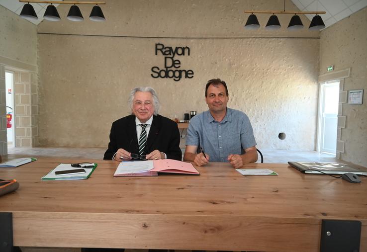 Jeanny Lorgeoux, président de la communauté de communes du Romorantinais et Monestois, et Arnaud Bessé, président de la chambre d'Agriculture, ont signé une convention de partenariat de 2023 à 2028. 