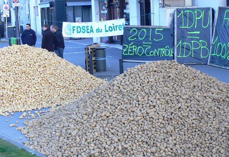 Un mur de revendication a été édifié devant les portes de la sous-préfecture de Pithiviers.