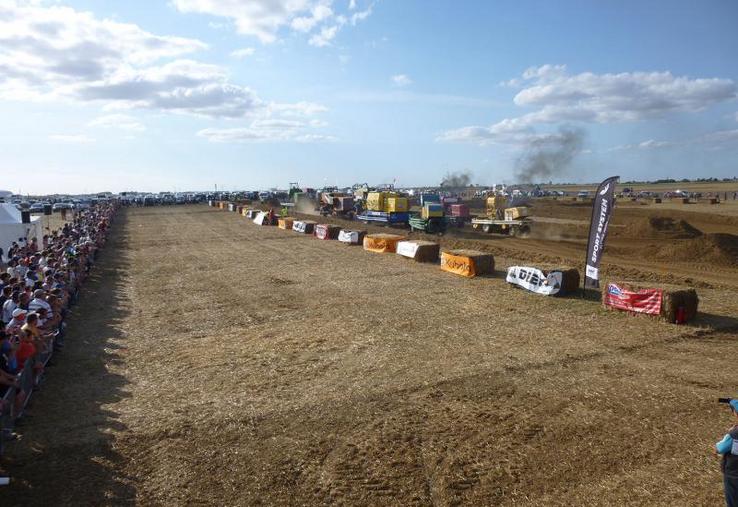 Après la remise des prix tous les pilotes profitent de l’instant.