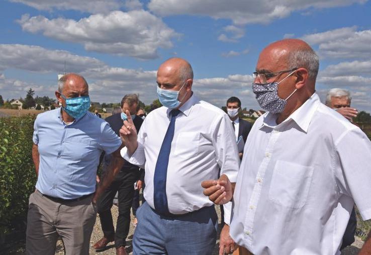 En visite dans le Loiret, le secrétaire d'État, Laurent Pietraszewski (au c.) a visité la pépinière des Pinelles, gérée par les frères Patrice et Bruno Baudu.
