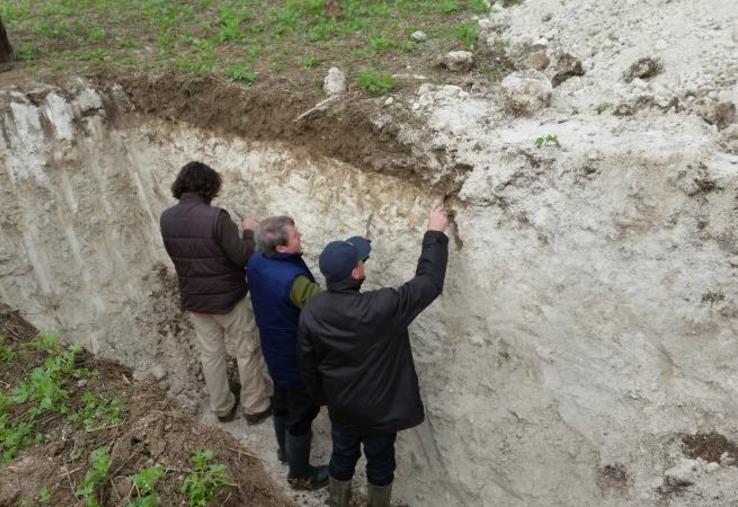 Profil 1 : Les agriculteurs observent la friabilité du sol