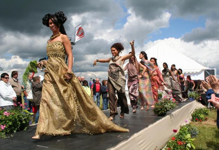 Défilé de mannequins, tout de lin vêtus à la manifestation Eurolin