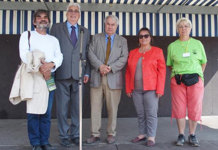 De gauche à droite : Gérard Boutet, Jean-Pierre Sueur, Jean-Noël Cardoux, Nicole Lepeltier et Nicole Cuvècle, présidente de l’association les Huit communes et le bois, organisatrice de l’évènement.