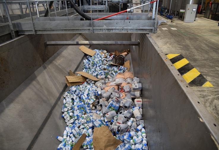 Sur la liste de déconditionnement, les matières inertes (plastique, verre, métal) sont séparées des matières organiques. 