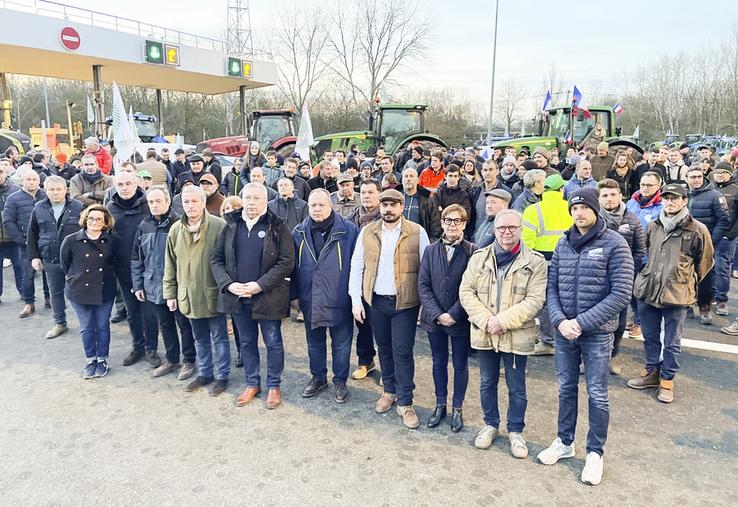 Dimanche 28 janvier, à Chartres. Les parlementaires euréliens, à l'exception d'Albéric de Montgolfier retenu par ailleurs, sont venus exprimer leur soutien au mouvement de la FNSEA 28 et de JA 28.