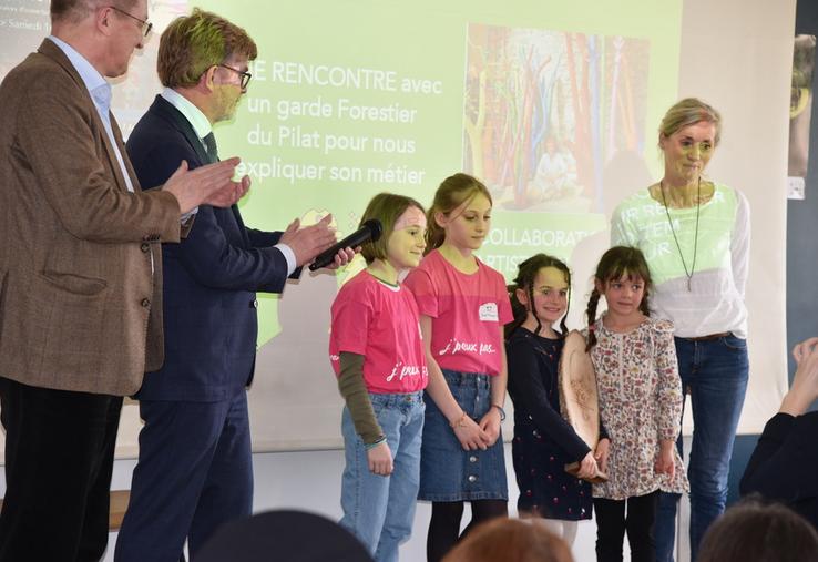 Les élèves de l'école Saint-François-Régis (Auvergne-Rhône-Alpes) ont reçu le Premier prix du concours La Forêt s'invite à l'école.