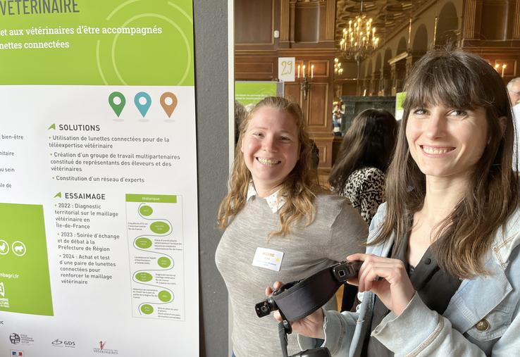 Marine Denis, ingénieure de recherche et praticienne hospitalière pour les animaux de production à l'Enva, et Margaux Gelin, chargée de mission élevage à la chambre d'Agriculture d'Île-de-France, présentent leur innovation, lauréate du trophée Coup de cœur.
