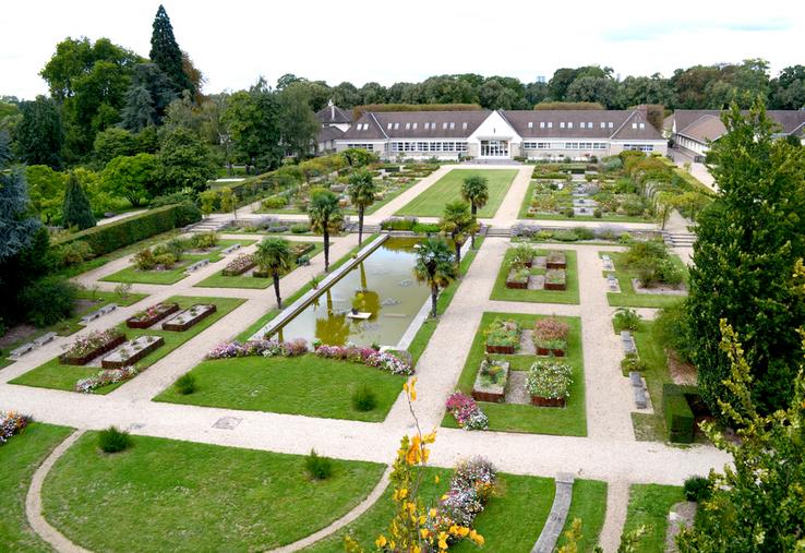 L'École Du Breuil est située au bord du bois de Vincennes, à Paris.