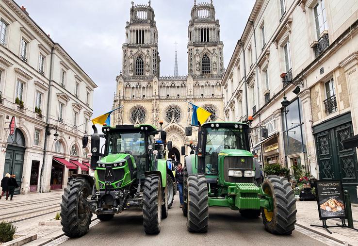 Une vingtaine de tracteurs se sont ensuite retrouvés sur le parvis de la cathédrale d'Orléans. 