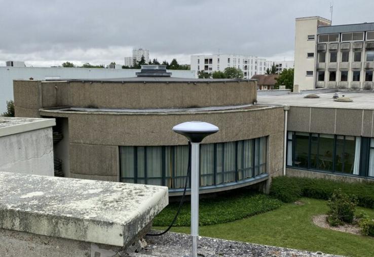En Eure-et-Loir, une des bases RTK du réseau Centipède est installée sur le toit de la chambre d'Agriculture à Chartres. 