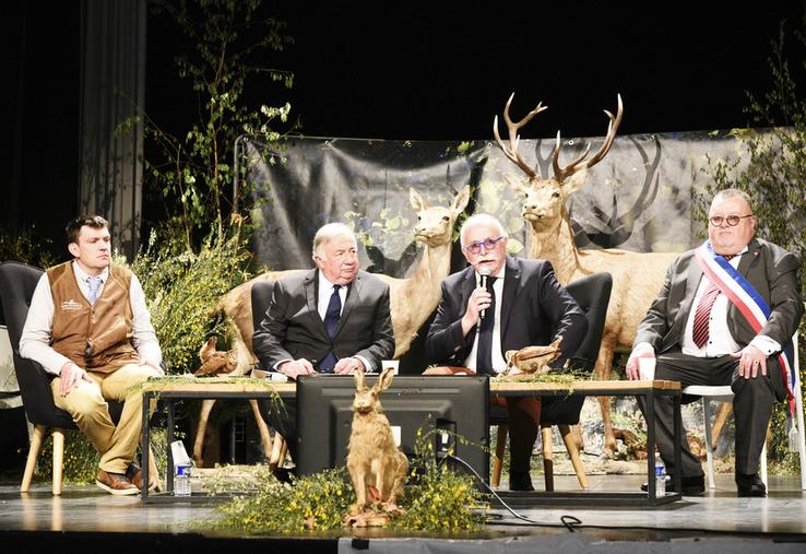 Samedi 13 avril, à Sully-sur-Loire. Une partie de l'assemblée générale des chasseurs s'est tenue en présence du président du Sénat, Gérard Larcher (2e à g.).