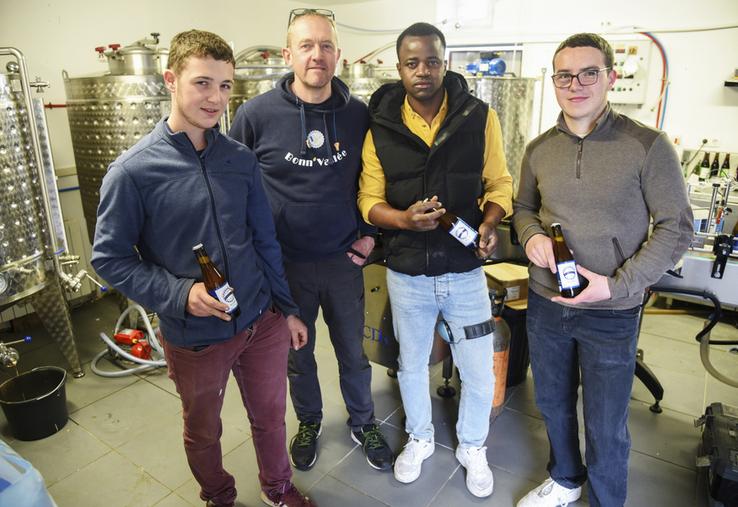 Jeudi 11 avril, à Bonneval. Maxime, Moussa, Thomas et Artur (absent de la photo) ont brassé une bière avec Emmanuel Dufer, pour la vendre et financer un voyage d'étude.