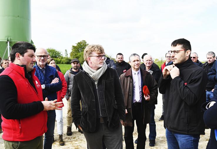 Vendredi 19 avril, à Saint-Léonard-en-Beauce. Fabien Bourgueil, président de JA 41 (à g.), et Nicolas Léger, aviculteur (à d.), ont évoqué les difficultés de la filière avicole au sein du département lors de la visite de Marc Fesneau, ministre de l'Agriculture (au c.).