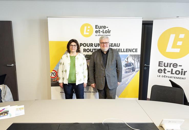 Le 29 avril, à Chartres. Le vice-président du conseil départemental, Stéphane Lemoine, et la cheffe de service maintenance routière, Séverine Plisson, ont expliqué le fauchage raisonné des bords de routes.