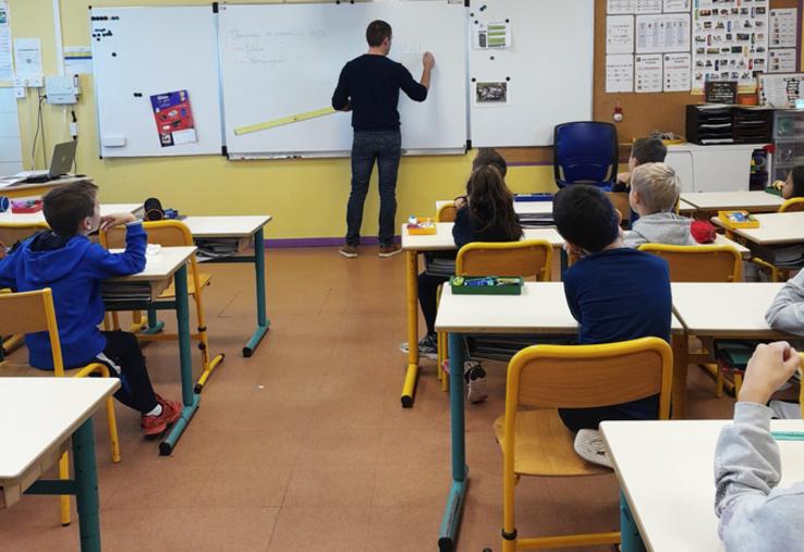 Nicolas Léger, vice-président JA 41 et aviculteur à Saint-Léonard-en-Beauce, explique le labour lors d'une intervention devant une classe de CP-CE1 à Villebarou.